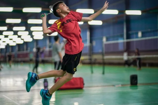 badminton player smash shuttlecock